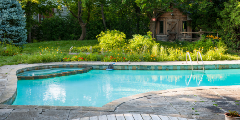 Remise en route piscine : le guide complet pour le printemps
