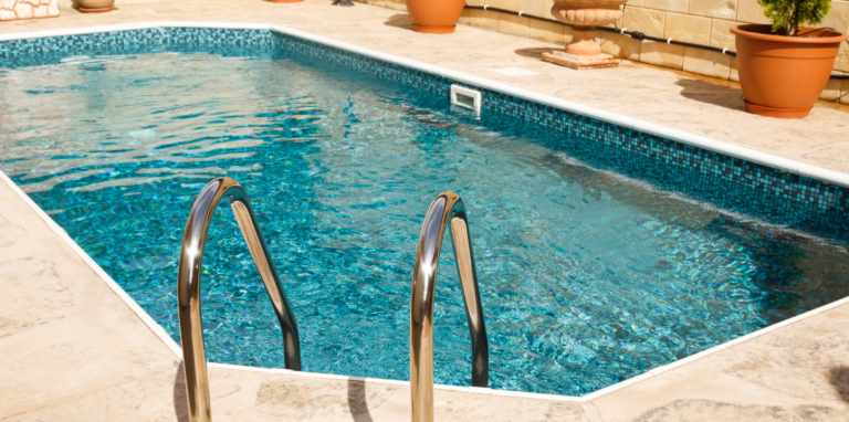Le niveau d’eau de ma piscine baisse : causes possibles